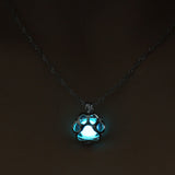 Colar de Pata Brilhante – Pendente de Animal com Efeito de Luz Noturna