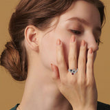 Anel Ajustável com Impressões de Patas Pretas e Pedra Preciosa Vermelha