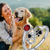 Anel Ajustável com Impressões de Patas Pretas e Pedra Preciosa Vermelha