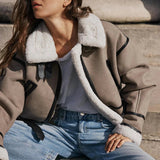 Blusão de couro cáqui versátil