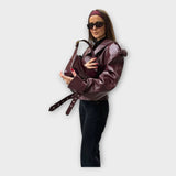 Casaco de cabedal com cinto e detalhe moderno