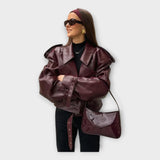 Casaco de cabedal com cinto e detalhe moderno