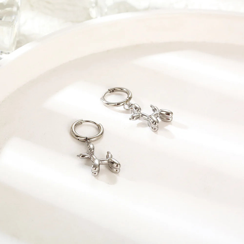 Brincos Mini Cão Balão – Argolas Douradas com Charme de Cão Divertido