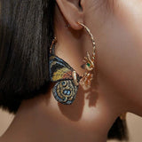 Brincos com Asas de Borboleta Bordadas