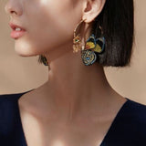 Brincos com Asas de Borboleta Bordadas