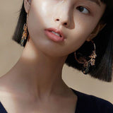 Brincos com Asas de Borboleta Bordadas