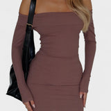 Carolina - Vestido Intemporal com Ombros à Mostra