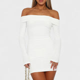 Carolina - Vestido Intemporal com Ombros à Mostra